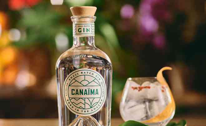 Canaima Gin s drinkem 